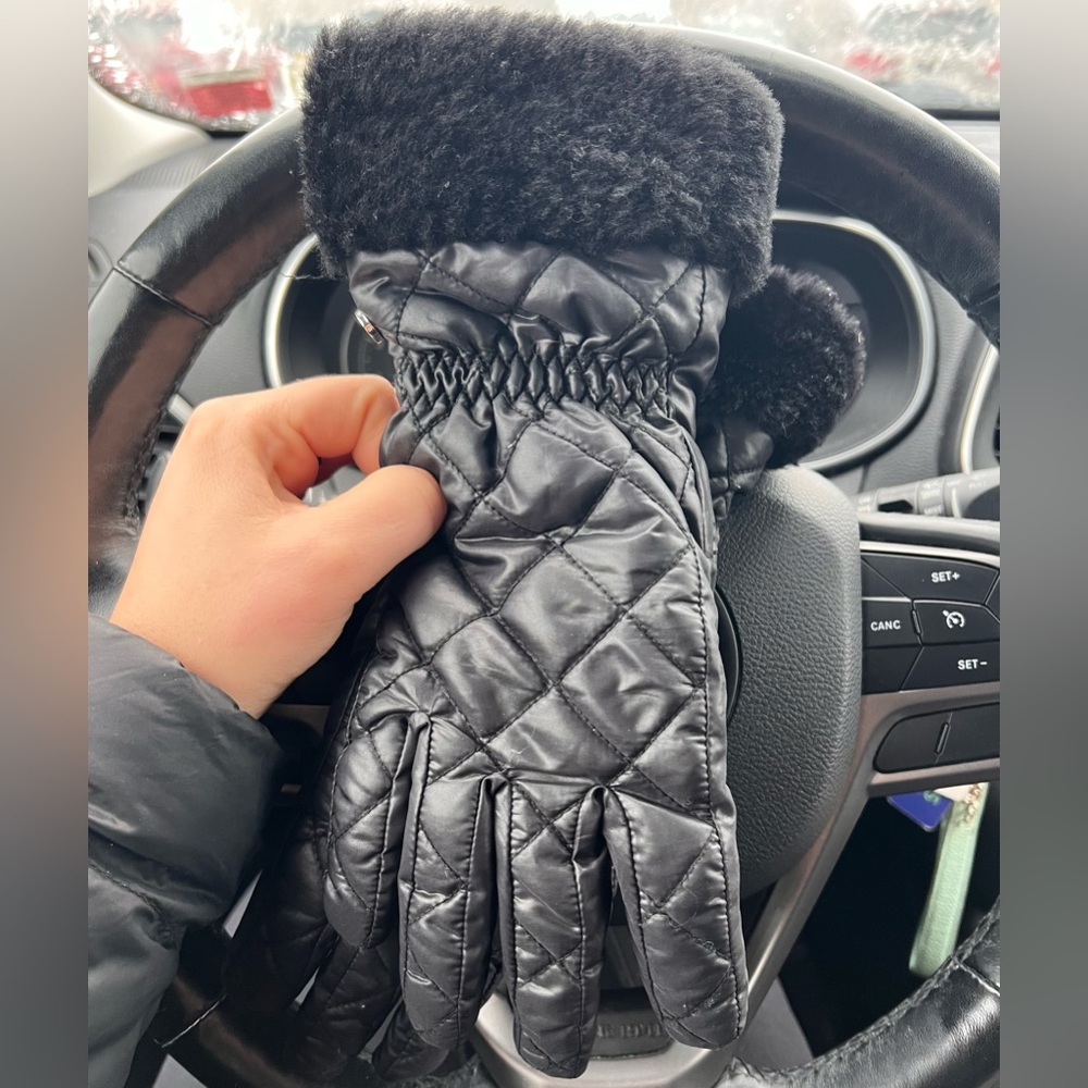 Very good condition women’s UGG gloves